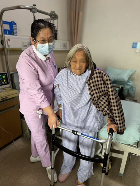 【特色技术】再闯高龄禁区！96岁老人轻松“换骨”，术后2天实现“下地自由”3.jpg