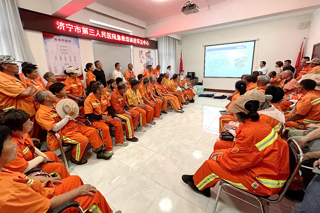 济宁三院为环卫工人撑起“健康防护伞”-急救防暑培训助力安全生产月1.jpg